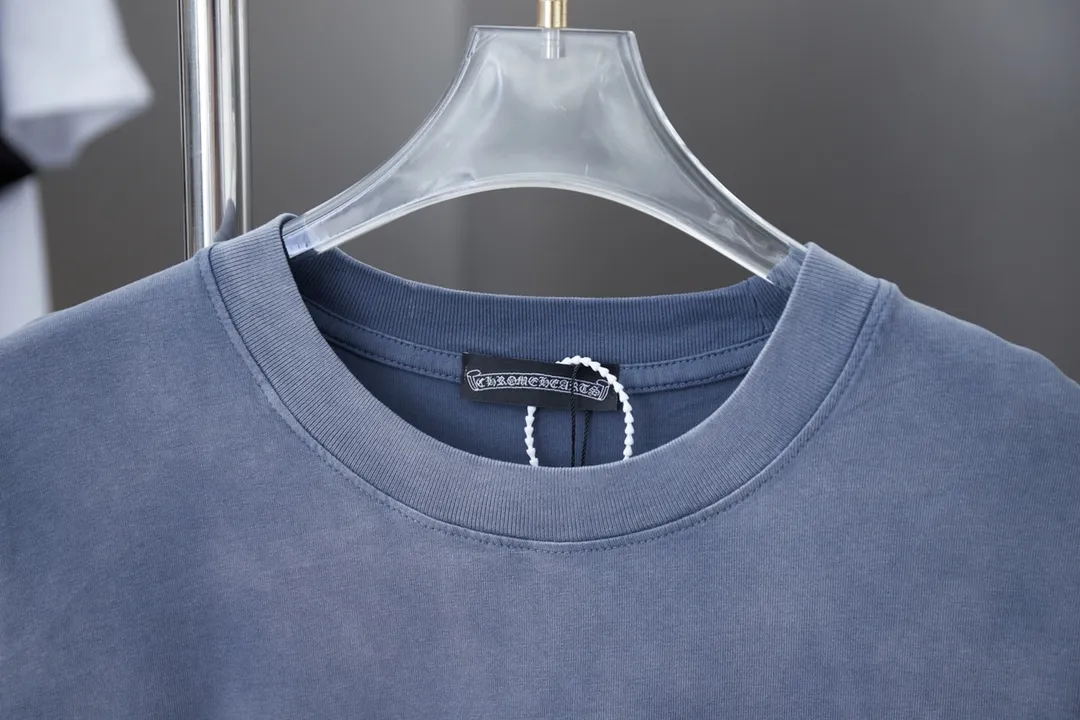 🅿️210 Chrome Hearte 25SS early spring new style, thick version with hot diamond short sleeves, light luxury, essential item for daily commuting for men and women, correct version, welcome to compare, detailed features · 280 grams of 100% pure cotton double yarn jersey fabric · Special thickened 32 pieces of double-strand 1X1 thread in the same vat custom dyeing · Imported Australian matte pearl diamonds ➕Thick version of three-dimensional wow glue cross. Ready-to-wear dyeing Then do the faded fried snowflake process, then wash it to make it look old. Common washing improves the effect · Double-needle sewing process · Original main mark, washed tag, brand moisture-proof paper packaging Color: black/white/green/blue Size: S/M/L/XL